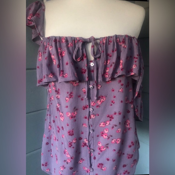 EXPRESS lavender floral ruffle front & sleeves can be Wear on or off shoulder. M - Picture 13 of 16
